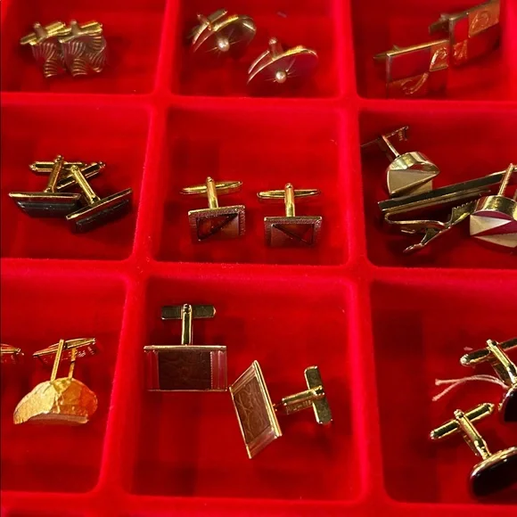 35 pairs of cufflinks, in display box. GUC assorted styles - Picture 4 of 15